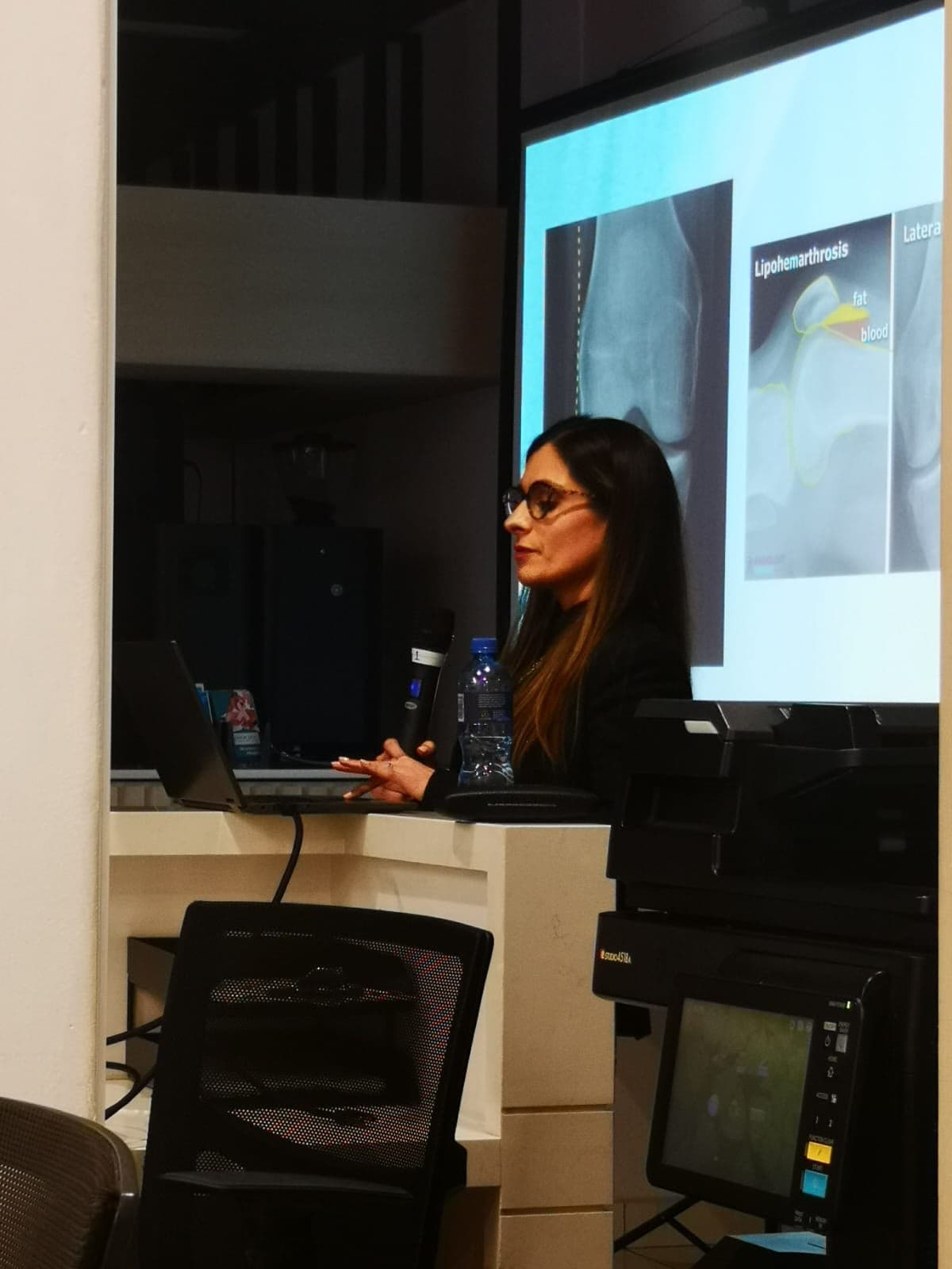 Speaker discussing knee X-ray findings during a MedTalk Network educational session